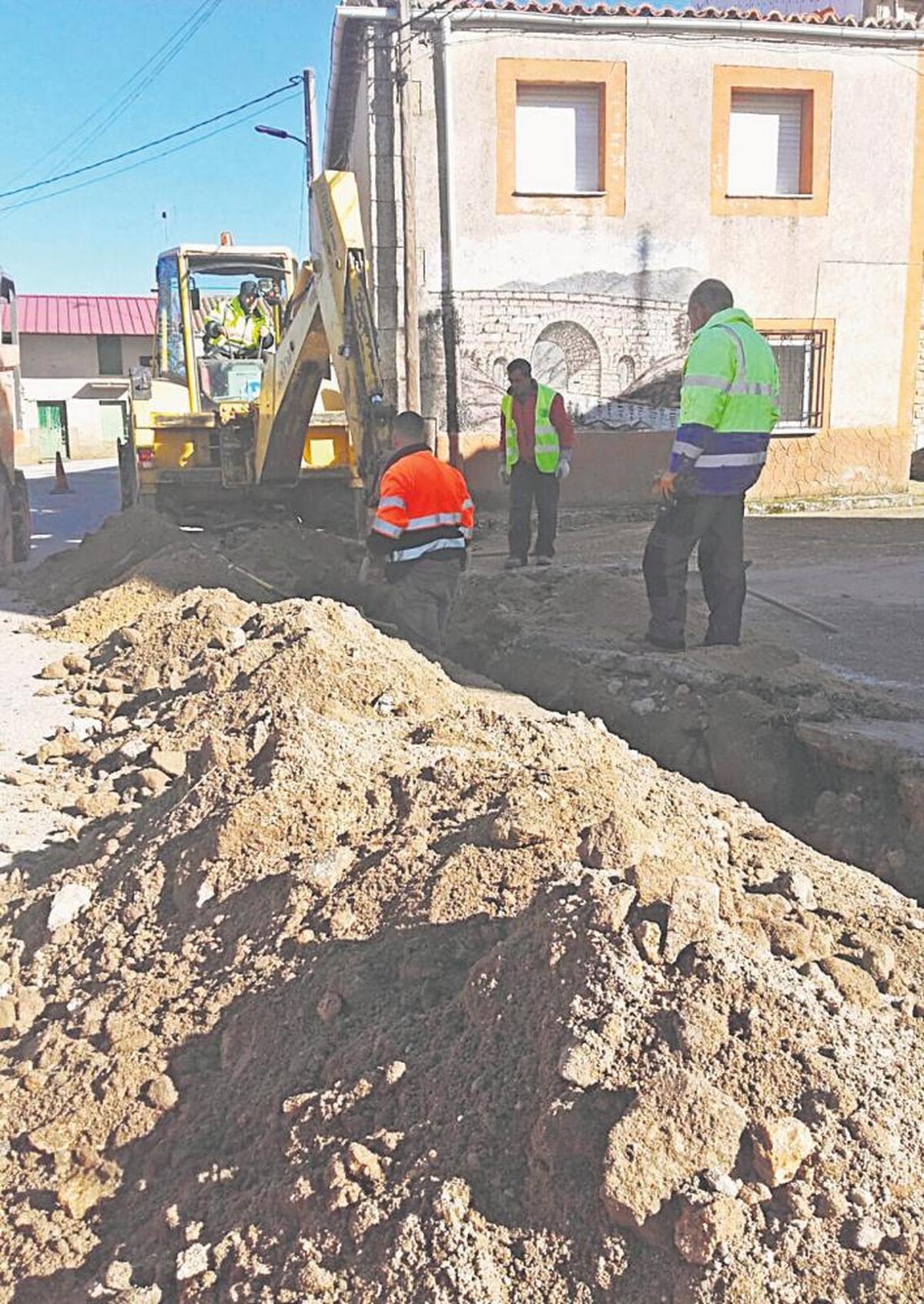 Obreros realizando reformas del ‘Plan Sequía’.