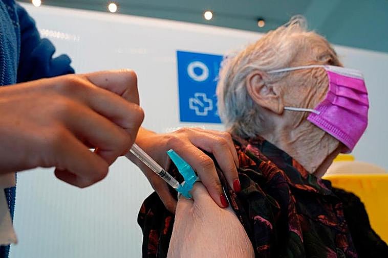 Una mujer recibe una vacuna