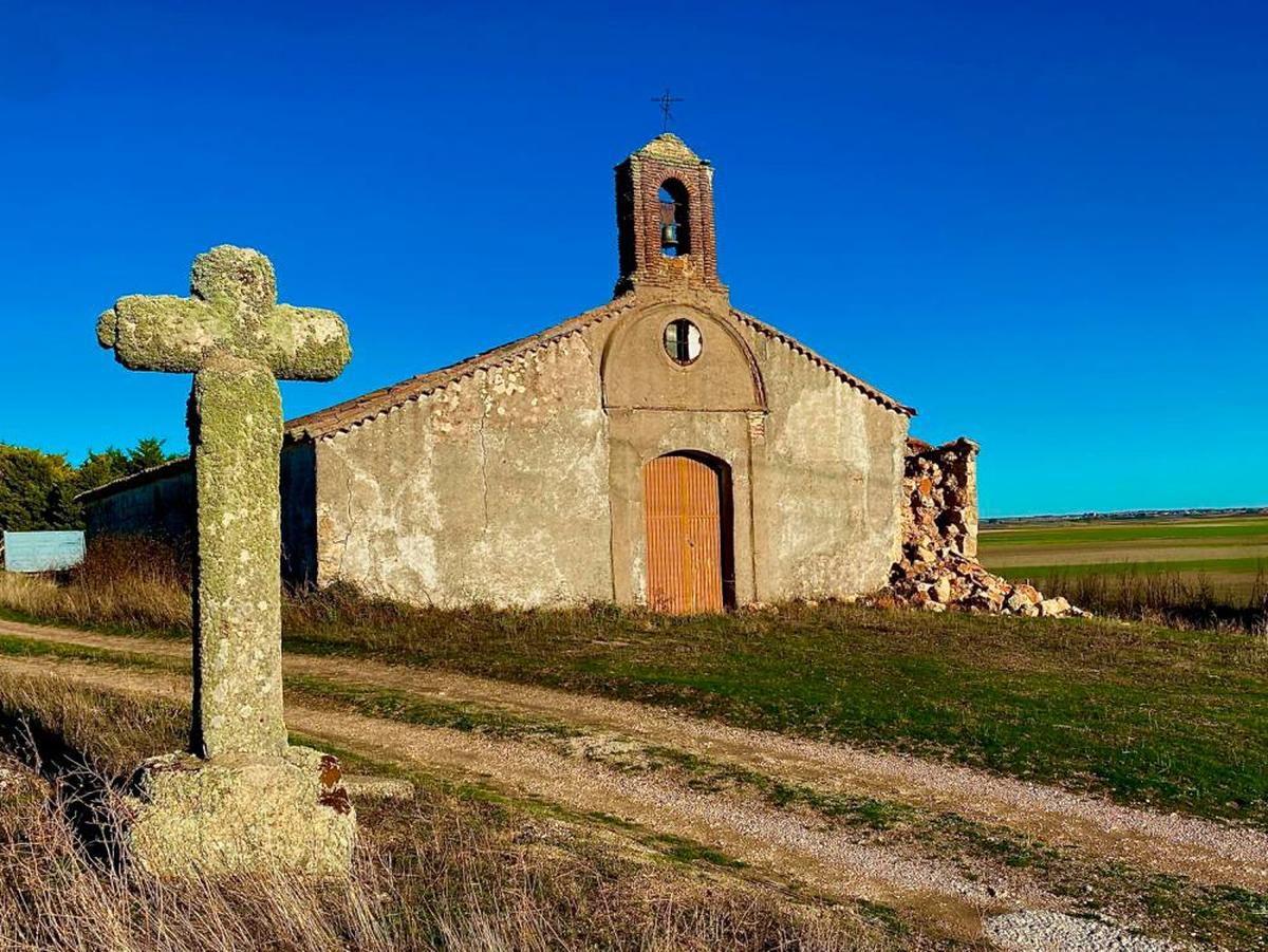 Estado de la ermita de Santa Bárbara en Carbajosa de Armuña, con una de sus esquinas derrumbada.