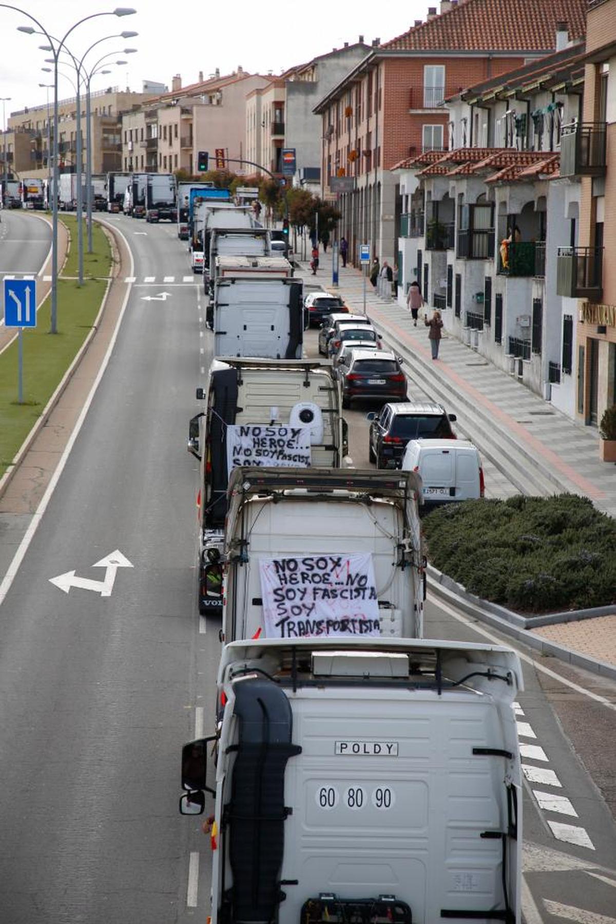 Camioneros recorriendo las calles de la ciudad durante la huelga del mes de marzo