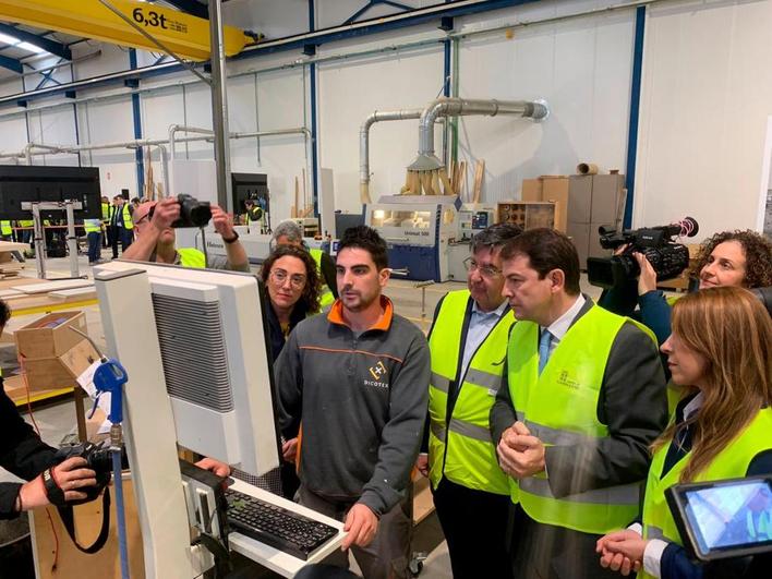 Fernández Mañueco, durante la visita a la fábrica de madera Dicotex.