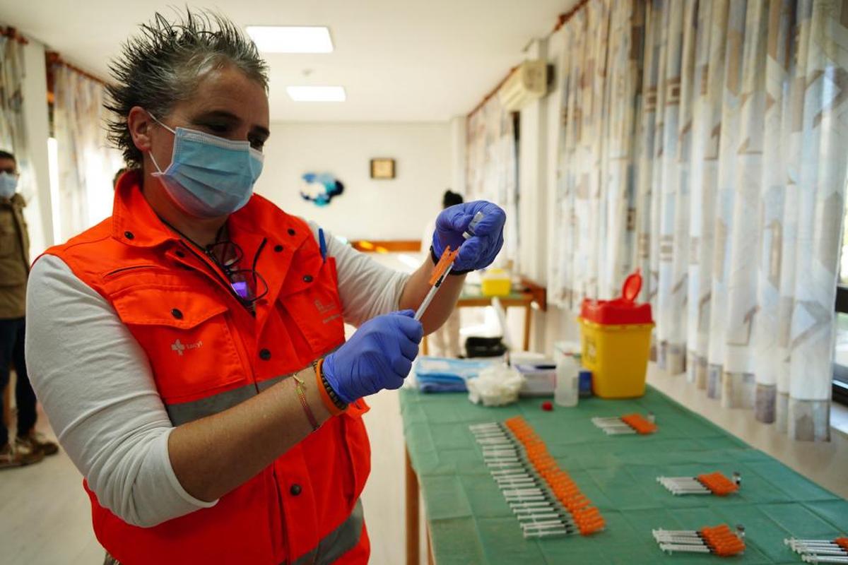 Personal sanitario durante el inicio de la campaña de vacunación: cuarta dosis y gripe