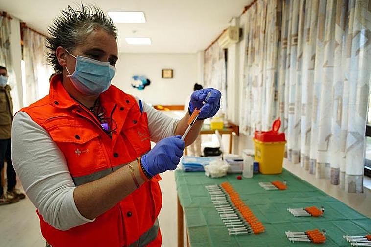 Personal sanitario durante el inicio de la campaña de vacunación: cuarta dosis y gripe