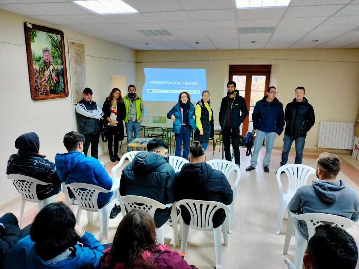 Autoridades de Puerto y Sanchotello y responsables del programa, ayer en Puerto de Béjar