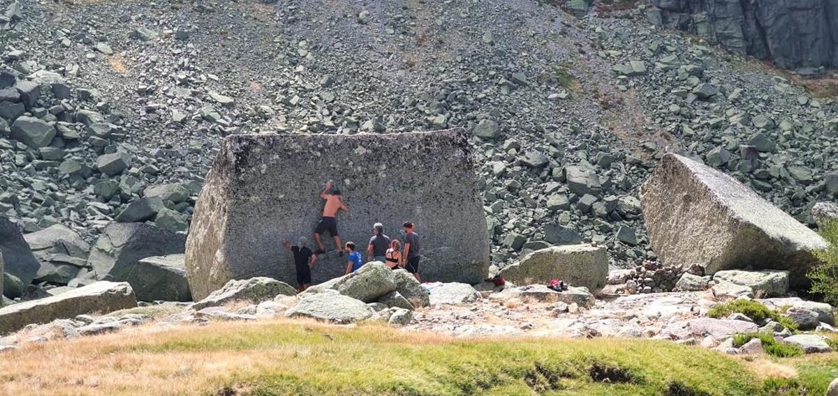 Imagen de escaladores en la zona de Hoya Moros en Candelario