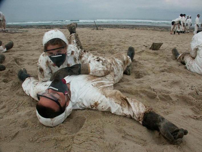 Dos voluntarios salmantinos descansan tras una jornada extenuante. ARCHIVO