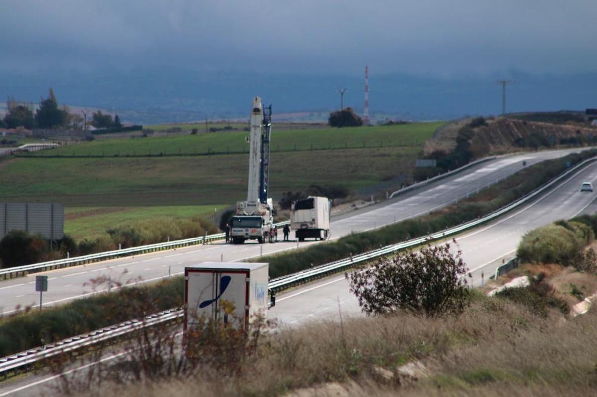 La autovía A-66, cortada en dirección a Salamanca desde Beleña