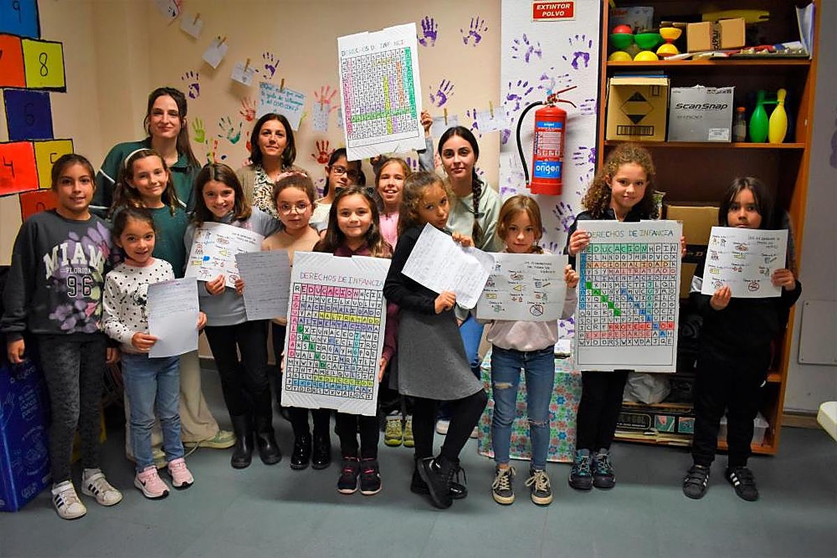 Los niños que participan en Ciudad de los Niños de Villamayor, junto a las educadoras, Diana Otonso y Lidia González, y la edil, Marisol García