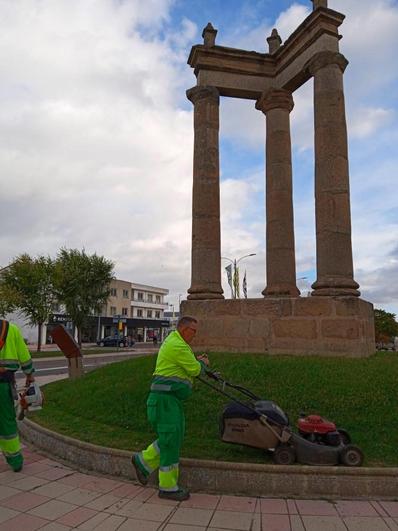 Labores de la AFE en el acondicionamiento del césped en la base de las Tres Columnas de Ciudad Rodrigo.