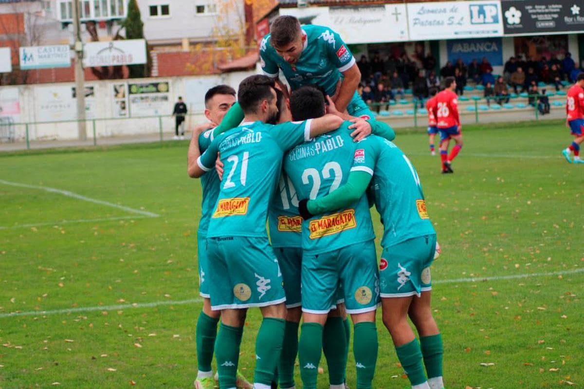 Los jugadores del Atlético Astorga celebran un gol