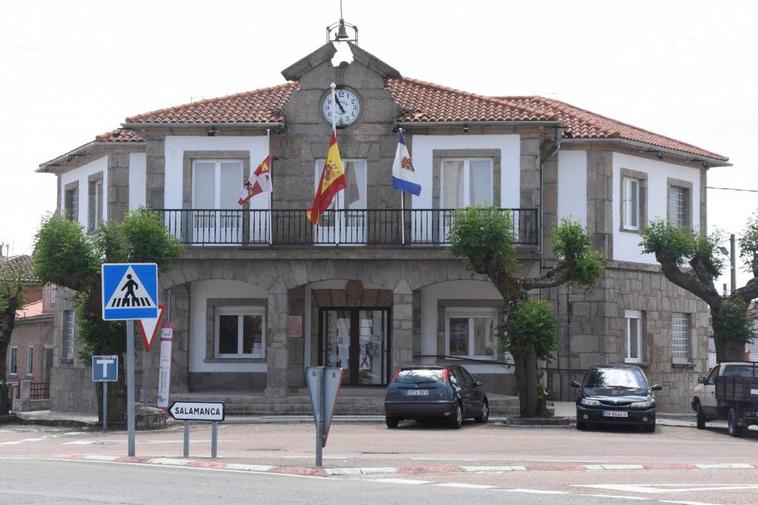 Ayuntamiento de Fuentes de Oñoro, cuyo alcalde es uno de los que no cobra ni un euro.