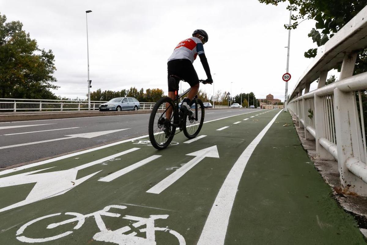 Un usuario del carril bici de Salamanca.