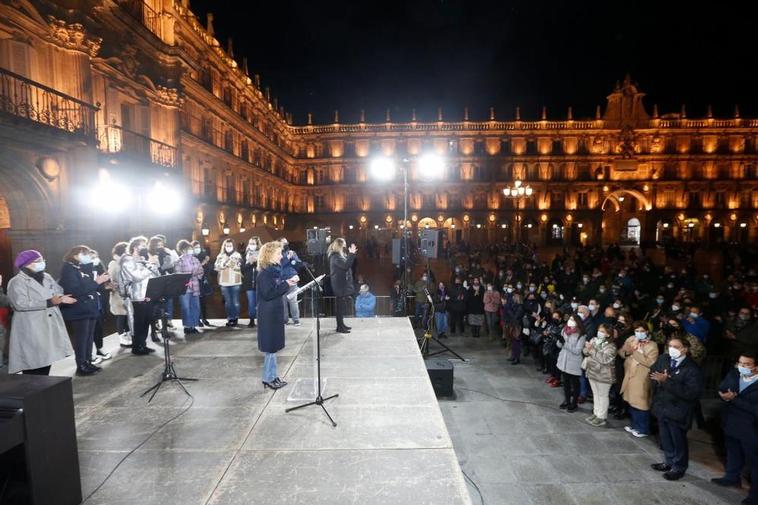 Lectura del manifiesto contra la violencia de género el pasado año en la Plaza Mayor.