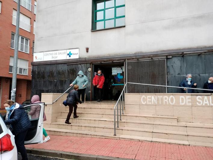 El centro de salud de Béjar ayer, lleno por las vacunas de la covid