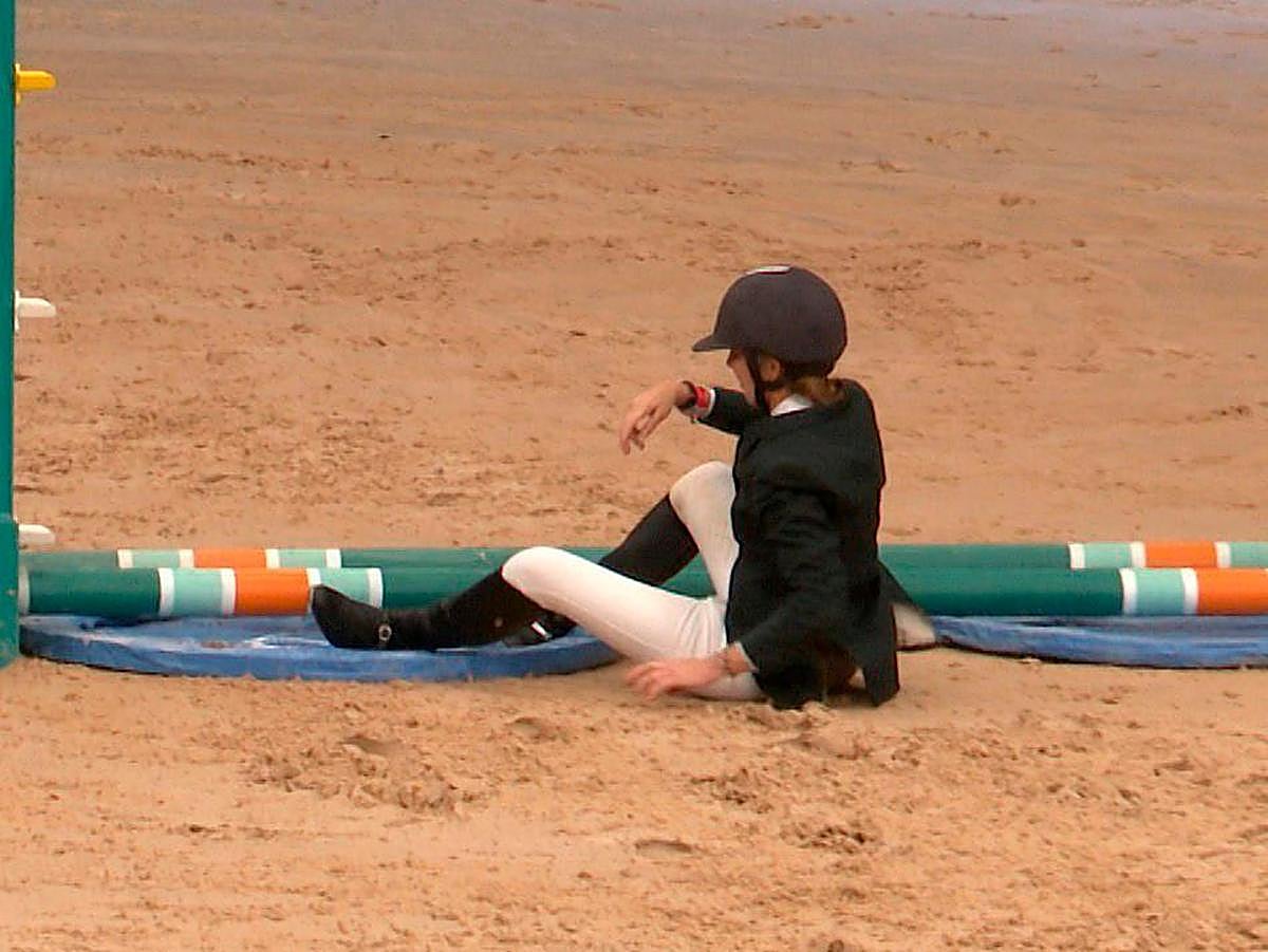 La infanta Elena acabó en el suelo en la Madrid Horse Week