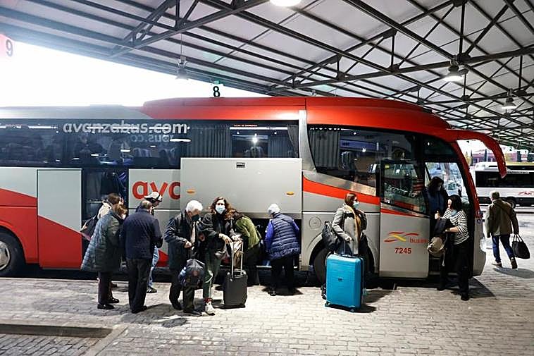 Viajeros llegando a la estación de autobuses desde Madrid