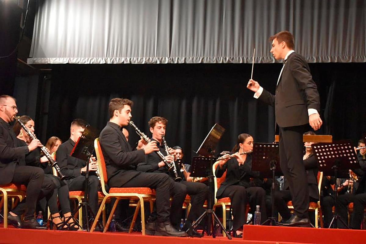 Los integrantes de la banda de música de Villamayor en su concierto de XXV aniversario