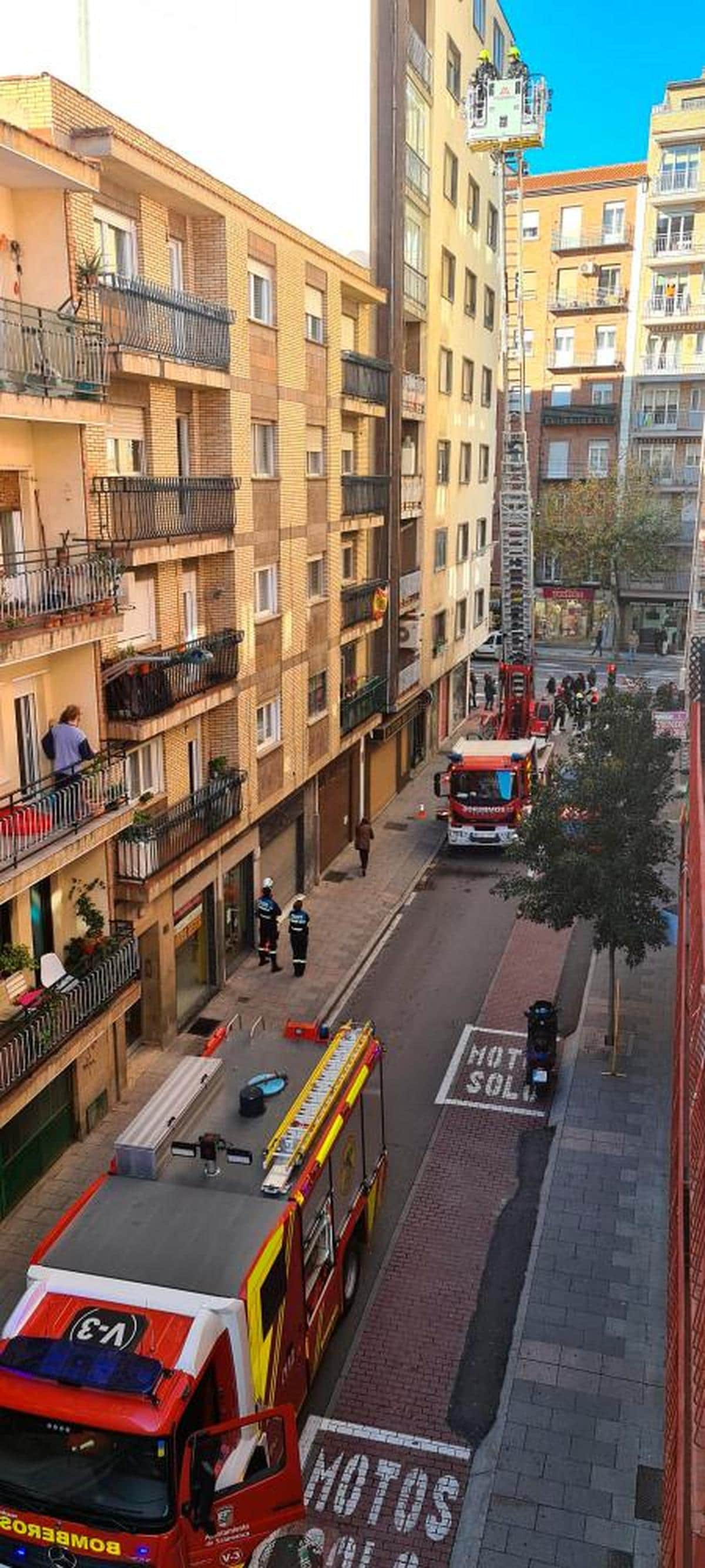 Los bomberos, en una comprobación de humo en la calle Cabeza de Vaca este sábado