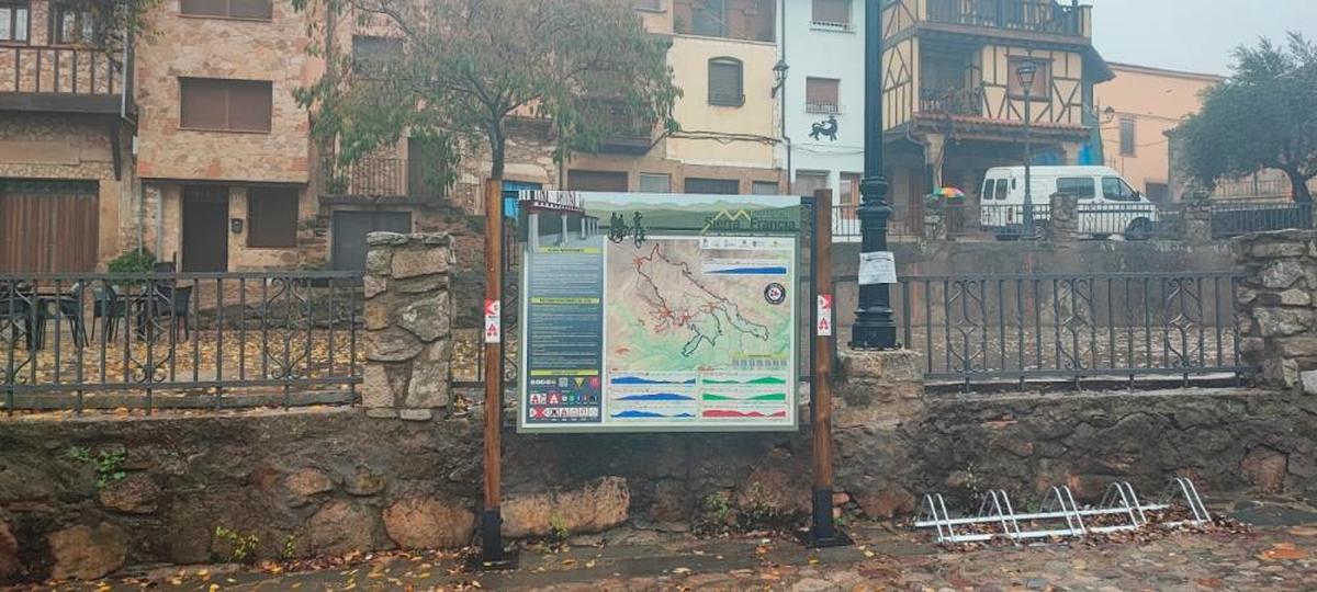 Uno los paneles de la primera ruta MTB de la Sierra de Francia instalado en Villanueva del Conde.