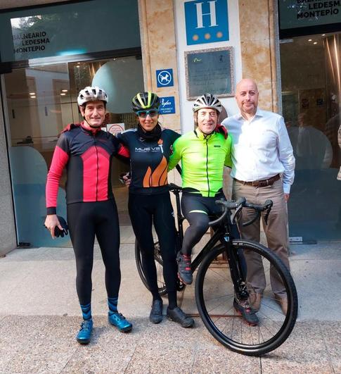 De izquierda a derecha, José Calsa (Bicicletas Giant), Dori Ruano, Perico Delgado y Ángel Lois, director del Balneario de Ledesma