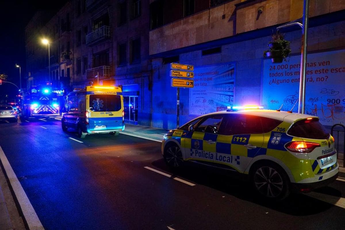 Un coche de la Policía local y una ambulancia en la noche salmantina