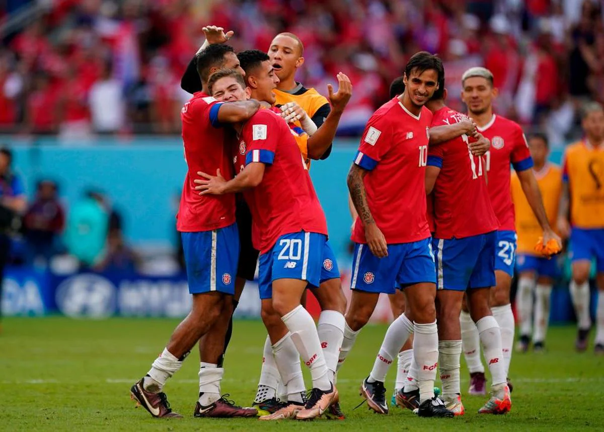 Los jugadores de Costa Rica se abrazan tras la victoria