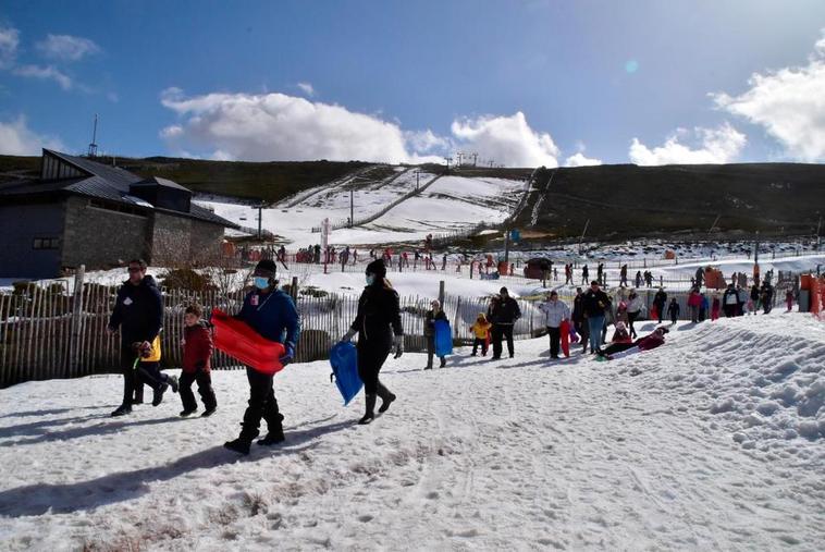 Esquiadores y aficionados a la nieve en una jornada de esquí en la temporada 2021-2022.