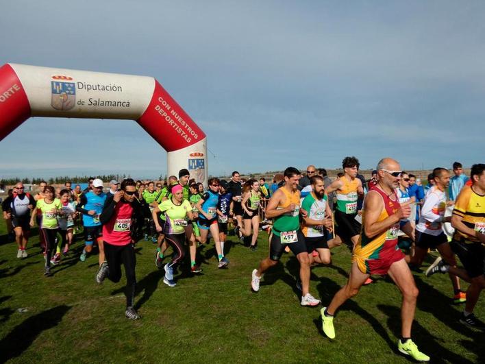 Salida de la III Cross Popular Ciudad de Peñaranda en el circuito del Pradohorno