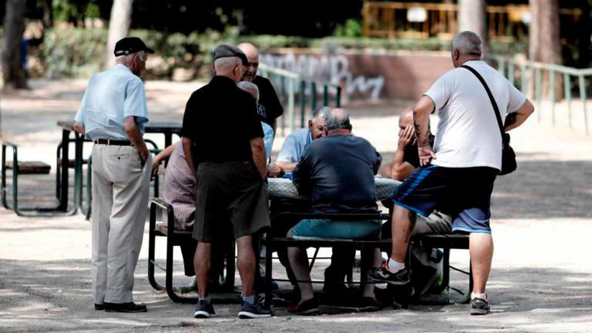Varios pensionistas jugando al dominó en Madrid