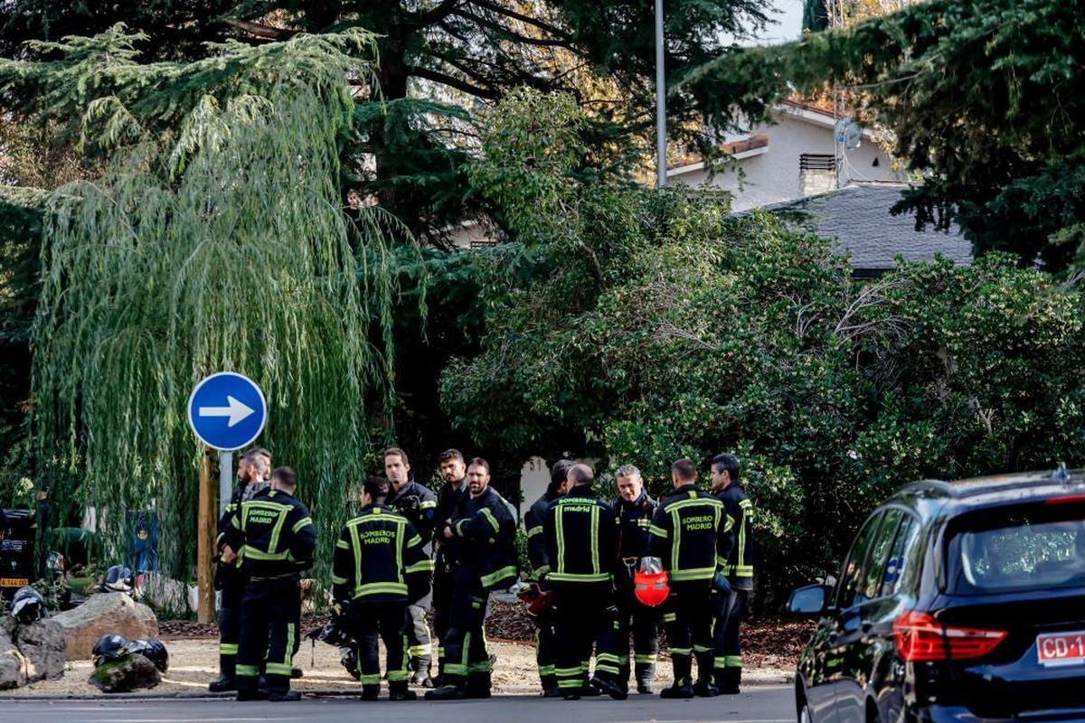 Un grupo de bomberos en la embajada de Ucrania