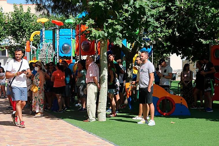 Vecinos de Castellanos de Moriscos en el amplio y céntrico parque frente a la Casa Consistorial