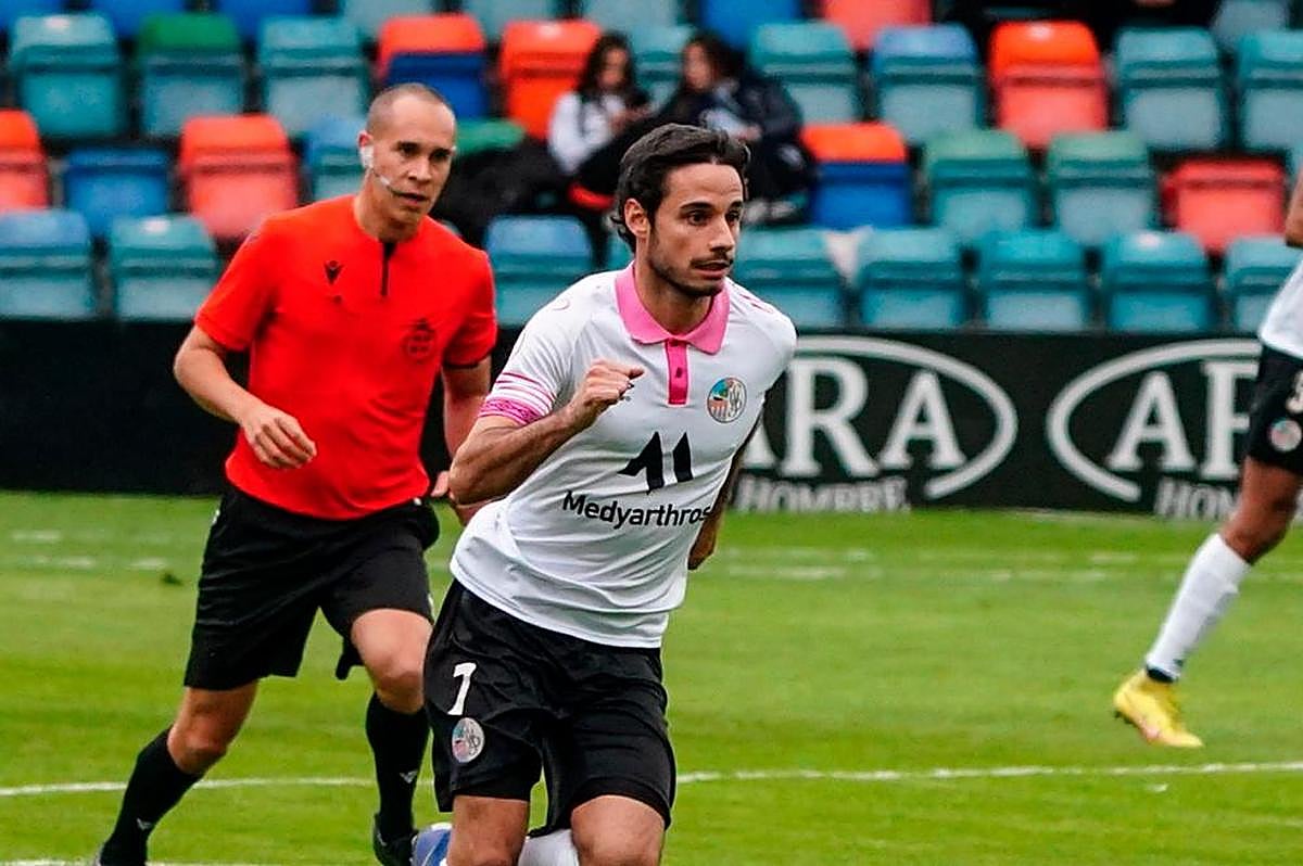 Alvarito en una acción durante un partido.