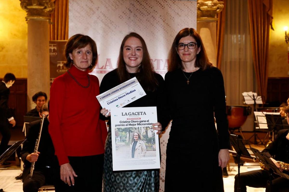 Momento de la entrega a Cristina Otero del premio al mejor microrrelato