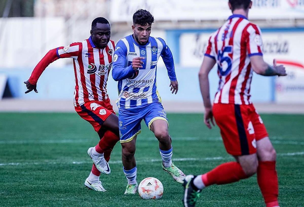 Ayoub, delantero de la Arandina, con el balón controlado. DIARIO DE BURGOS