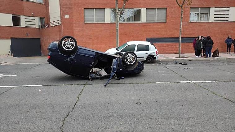 El coche acabó volcado en medio de la carretera