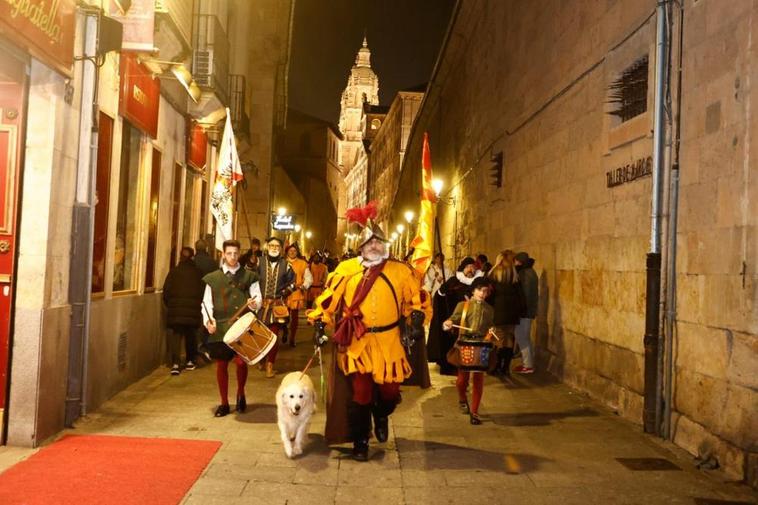 Desfile del Tercio por las calles del centro de la ciudad con Bamba, el perro, a la cabeza. ALMEIDA