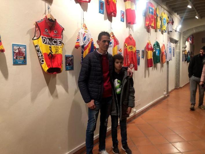 David Martín con su hijo, en la exposición de maillots