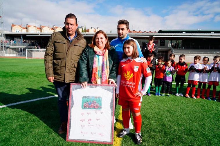 Los padres y la hermana de Ignacio López Chaves, junto al entrenador con quien compartía equipo en el Navega