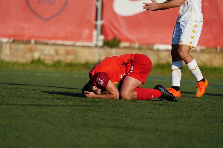 Lamento de un jugador del Santa Marta tras un fallo.