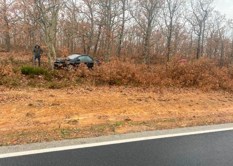 El coche implicado fuera de la carretera.