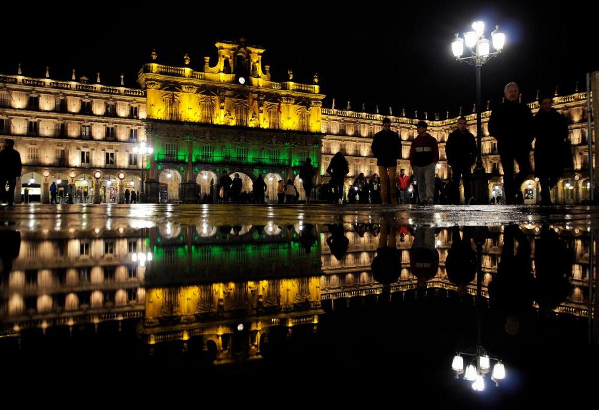 La fachada del Ayuntamiento de Salamanca iluminada