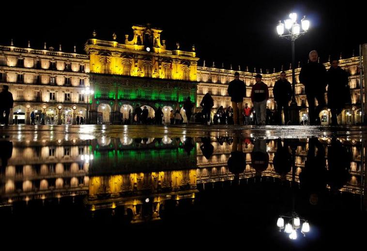 La fachada del Ayuntamiento de Salamanca iluminada