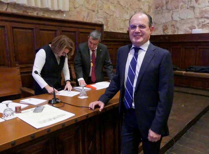 Santiago Santa Cruz, presidente del Colegio de Médicos, durante el acto de la Real Academia