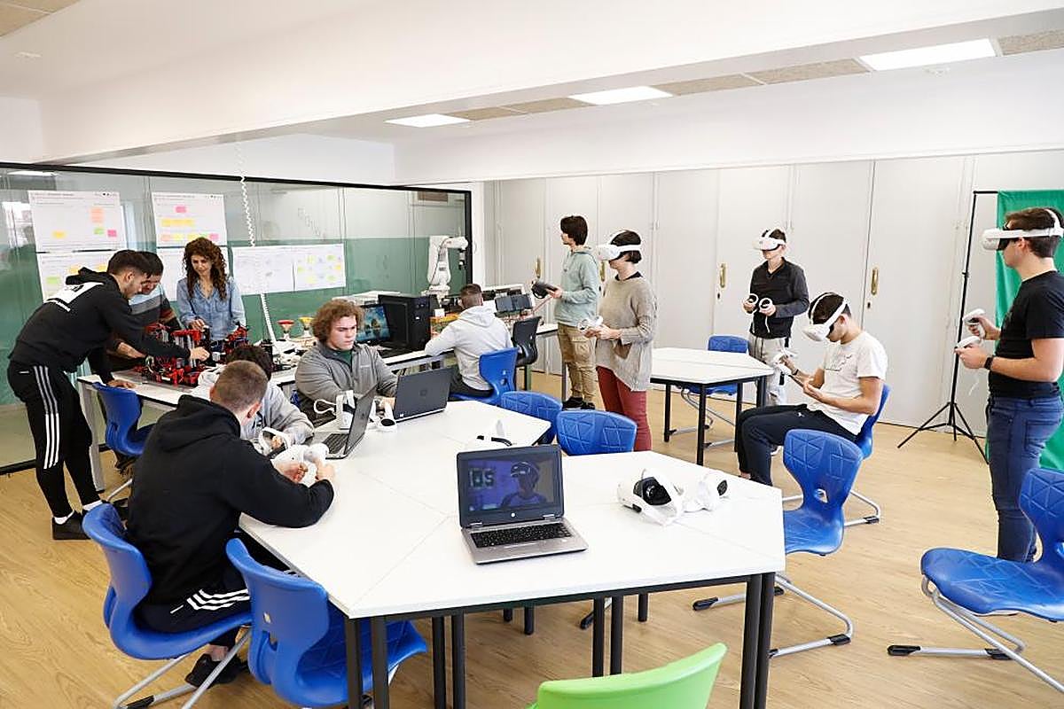 Alumnos de FP del centro Río Tormes con algunas de las herramientas que usan en su formación.