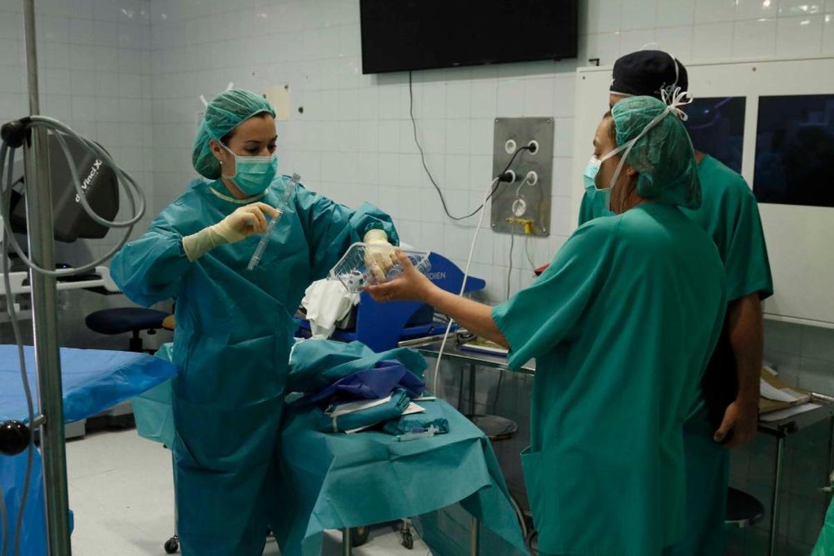 Preparativos antes de una intervención quirúrgica en el Hospital de Salamanca.