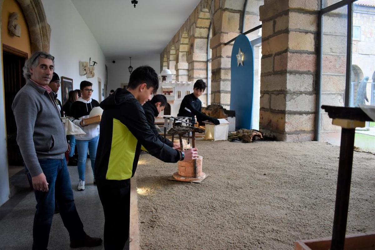 La comunidad educativa de los Padres Reparadores de Alba de Tormes colabora en el montaje