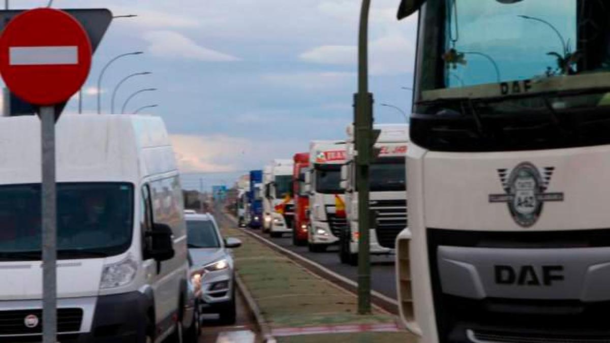 Transportistas durante una marcha lenta en la huelga de marzo