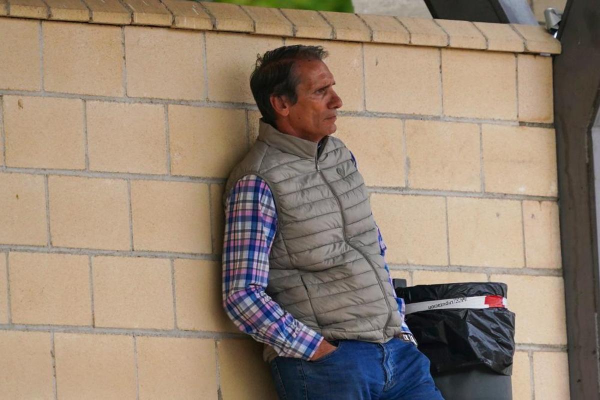 Ángel Lozano, director deportivo del Salamanca, viendo un entrenamiento en Las Pistas.