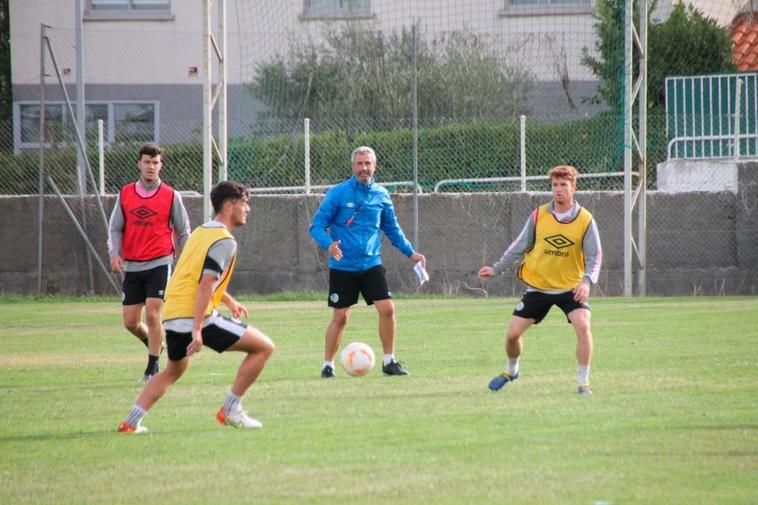 Un entrenamiento del Salamanca bajo la atenta mirada de María Hernández.