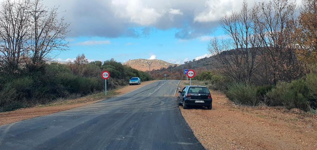 Imagen de dos vehículos en la unión del antiguo asfalto con el nuevo